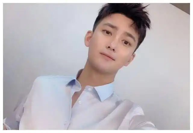 适合男生夏天留的发型,板寸头又流行了,赵又廷的发型精致好看!