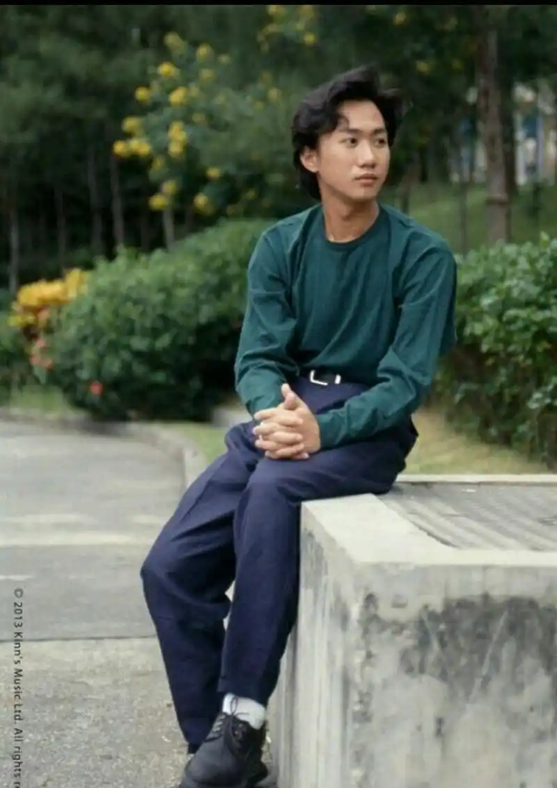 黄家驹年轻时的外貌和笑容总是能吸引人的眼球.