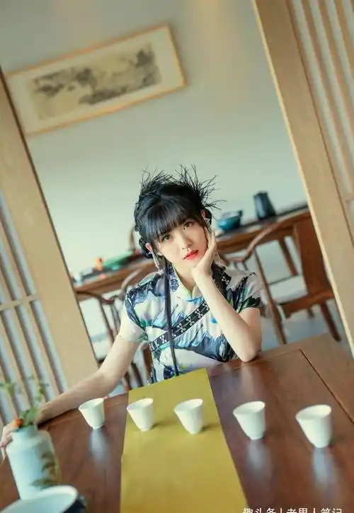 赖美云才153吗?一袭旗袍穿出好比例,小个子也有大身材