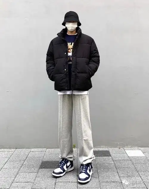 是最近两年男生们比较流行的一条裤子,搭配经典的黑色羽绒服,潮流保暖