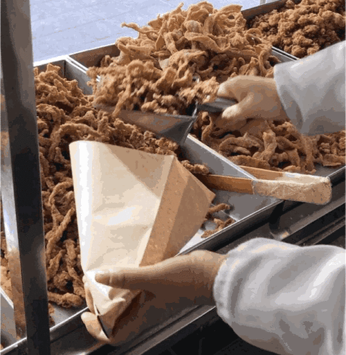 这里有让西镇土著们一日不见抓心挠肝的炸肉,炸丸子,炸盒子.