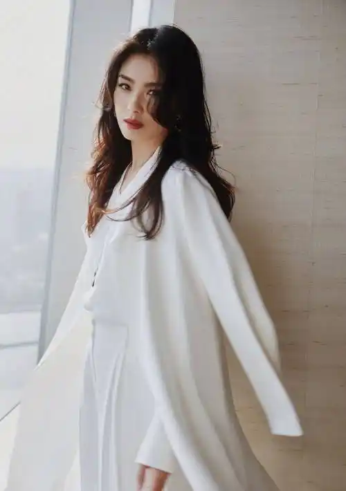 刘涛白色套装优雅生活照写真_短发_长裤_同色系