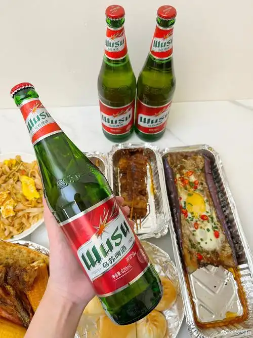 齐聚乌苏局#夏天喝酒真的会上头,既解暑又放松,最近爱上了乌苏啤酒