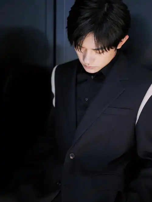 啊啊啊易烊千玺也太帅了,侧颜好优越,妥妥的霸道总裁啊!