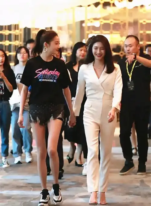 72米的超模身材关晓彤和江疏影走在一起身高