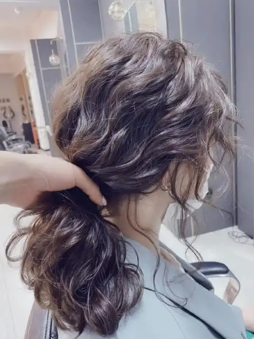 发型女生中长发卷发图片_小红书