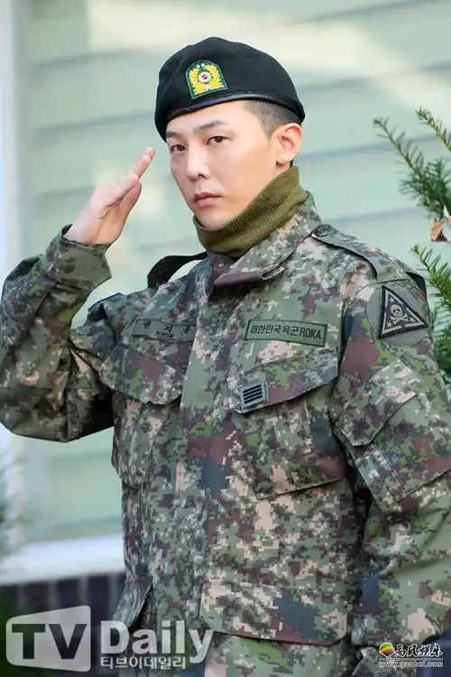 权志龙(gd)结束服役从陆军地面作战司令部退伍!现场聚集3000多名粉丝