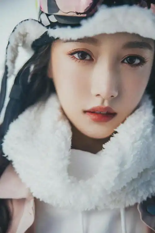 姜贞羽冬日写真美图滑雪场里的俏丽少女美好的假日时光