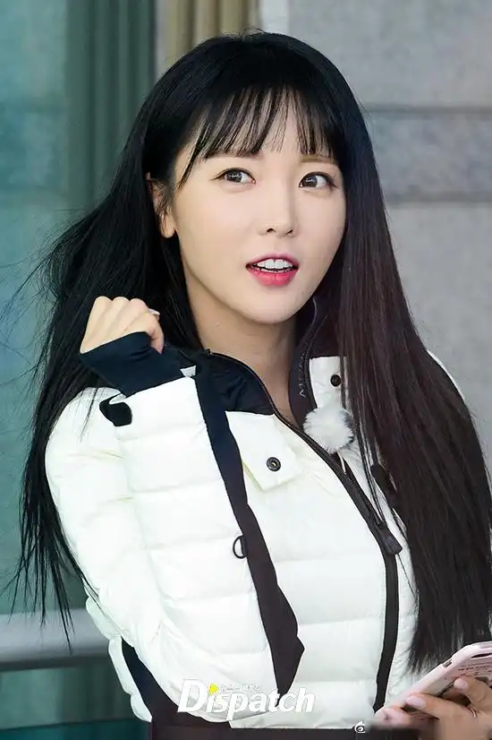 洪真英悠闲地对着记者媒体们露出专