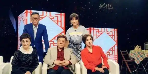 刘晓庆与79岁李谷一同框6岁之差宛如隔代一个像女儿一个似妈妈