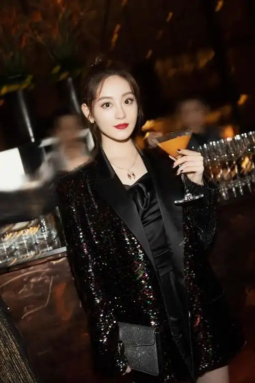 祝绪丹真拼黑色短裤还没亮片西装长配10厘米高跟鞋性感霸气