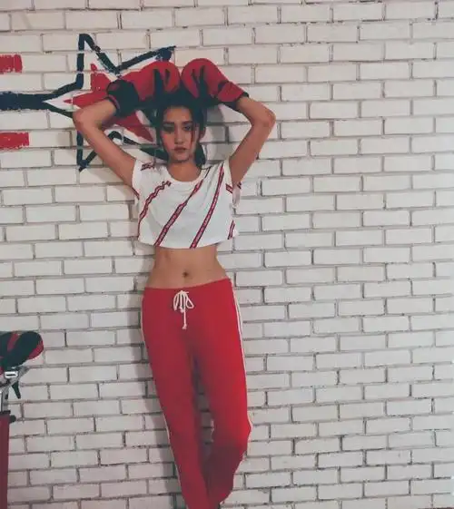 关晓彤健身房秀身材 民国闺女初长成首秀马甲线