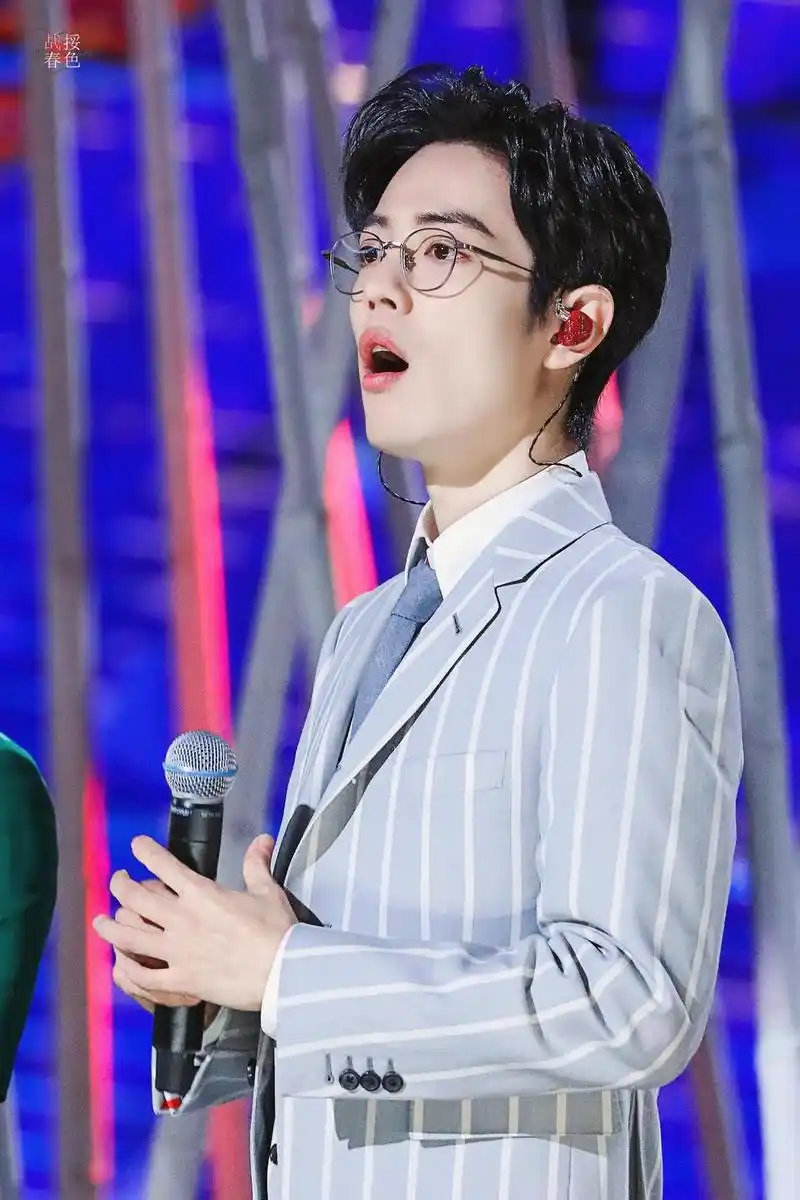 组图:肖战条纹西装搭白球鞋青春帅气 金丝眼镜文艺范十足