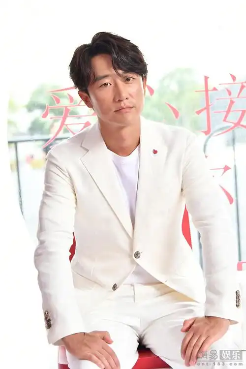 太会撩黄轩穿帅气白西装对镜头微笑比心