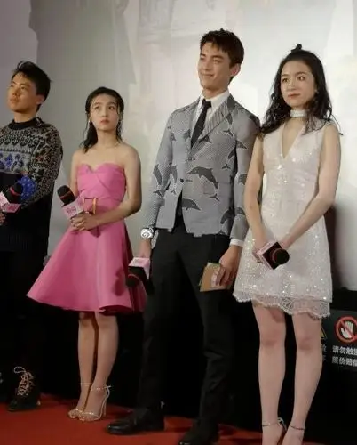 有一种"对比"叫李兰迪张子枫,两人同框,"大象腿"遮挡不住!