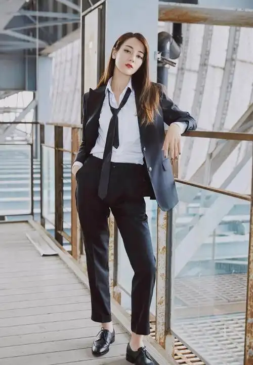 尚雯婕短发高靴帅过小鲜肉,"老板"比"美女"实在