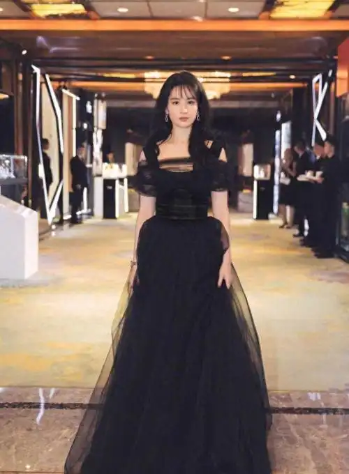 刘亦菲大胆起来好惊艳穿抹胸裙录节目跳热舞气质好馋人