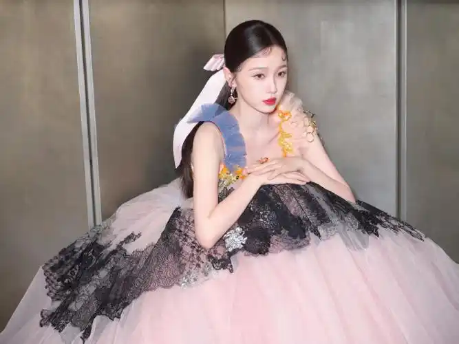 微博之夜##虞书欣撞色吊带礼服裙