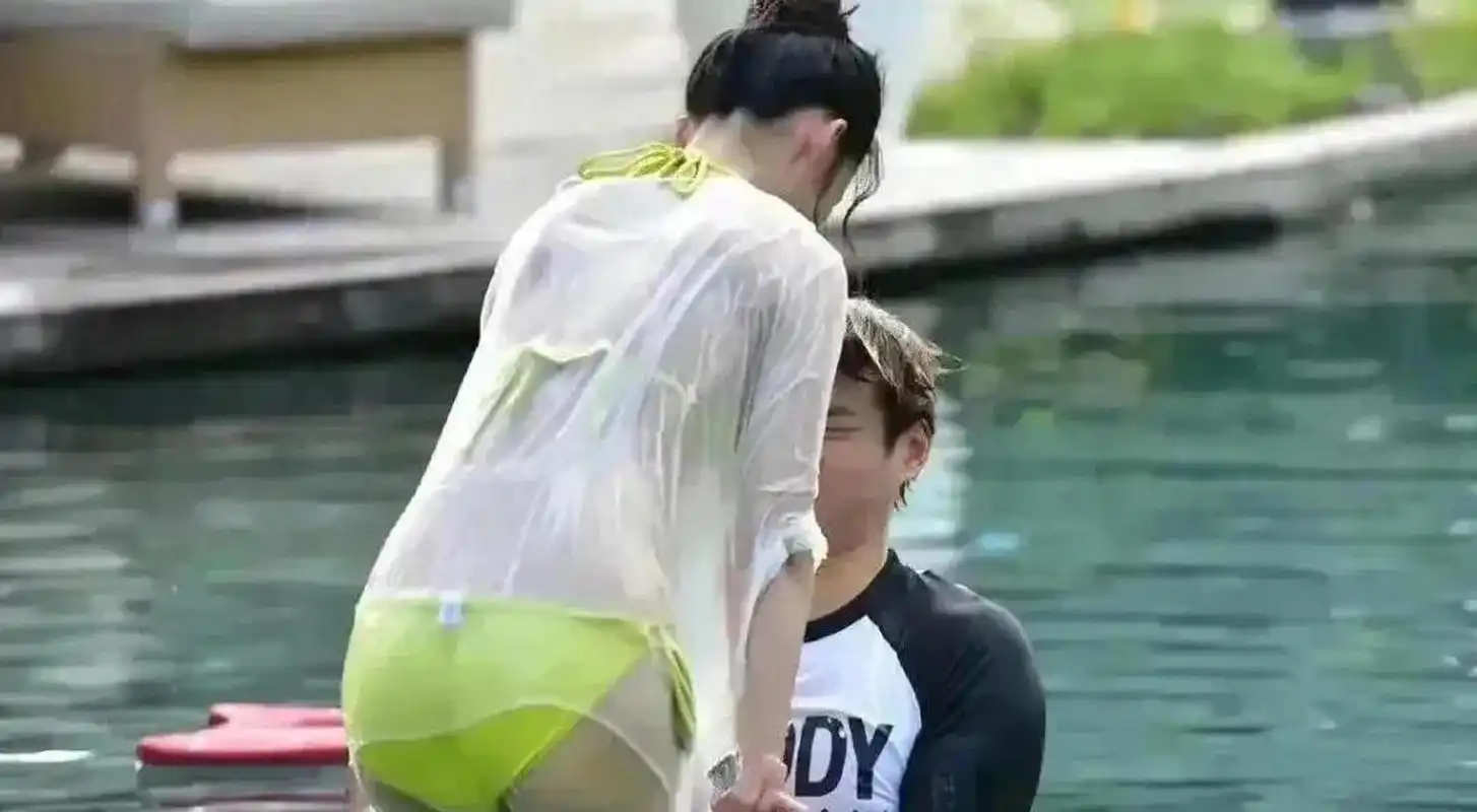 李沁身着泳衣展示完美身材,与魏大勋水中嬉戏玩得不亦乐乎.