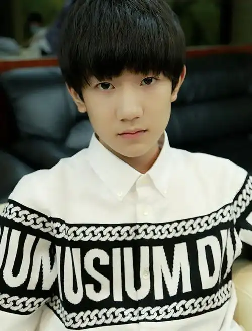 粉丝整理了王源的成长路程,看到他的成长照,小时候也太可爱了吧