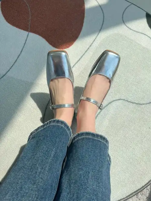 发现银色的鞋子真的是很特别呀,本来以为会不好搭配,结果真香了太美了