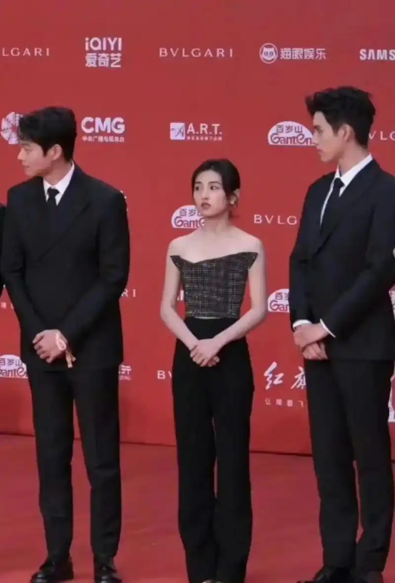 张子枫电影节上的这个长裤造型丑死了 本来身高没优势,裤子垂感还不行