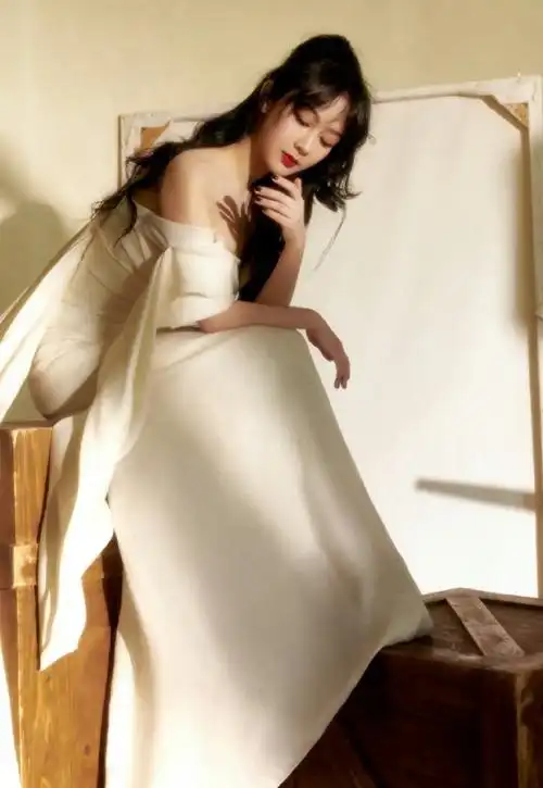 杨紫一字肩开衩白裙##杨紫工作室吊我胃口