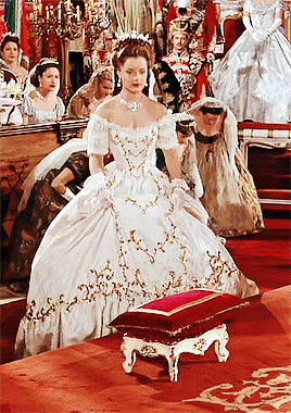 《茜茜公主》50套裙子欣赏:别只看主角的蓬蓬裙,配角服饰也精美