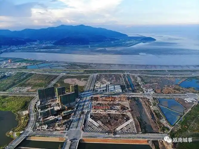 沿着世纪大道一路向东有一片神奇的土地叫做龙港新城