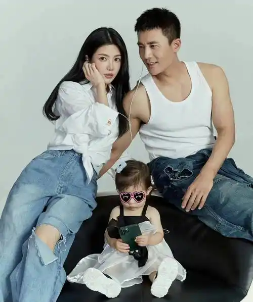 杜淳一家三口合体,打扮很潮却显用力,女儿和娇妻共用一张脸_王灿和