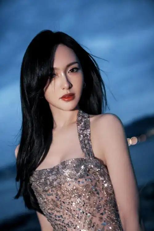 2024春夏高定礼服出镜,璀璨亮片刺绣,精致珠光妆容,明艳照人的女明星