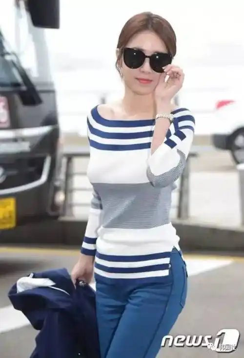 刘仁娜具荷拉白色针织一字上衣下搭一条宝蓝色阔腿裤,特别抢眼,俏皮