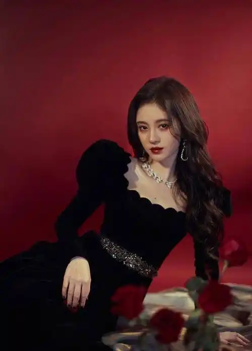 娱乐圈女明星黑礼服大pk,迪丽热巴娇艳惊人,倪妮温婉贤淑_黑色_刘亦菲