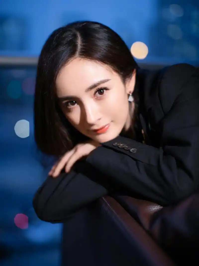 杨幂黑色西服套装活 动造型|||杨幂受邀出席盛典 ,身穿早春系列西装