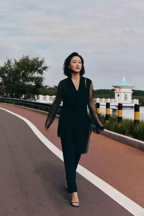 惠英红一身蓝色闪钻长裙出席时尚活动,一举一动尽显优雅大气,60岁