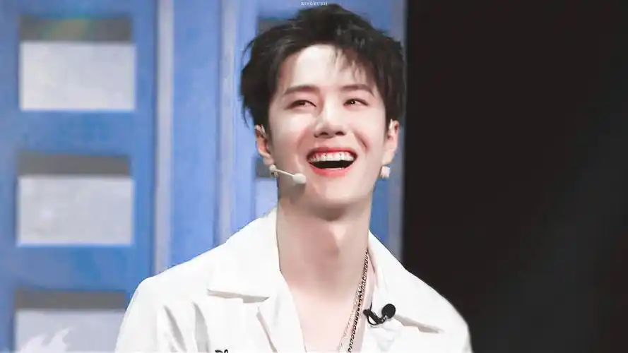 治愈系王一博的括弧笑