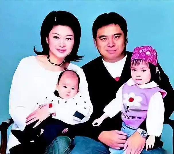 富豪丁健为娶央视主持人许戈辉,直接给前妻1个亿,抛弃2个孩子