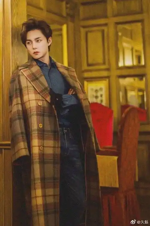 来看尹正早期靓照