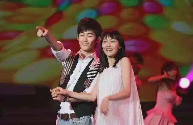 便传出与异域女星古力娜扎的恋情,恋情曝光后,张翰还大方发微博宣布