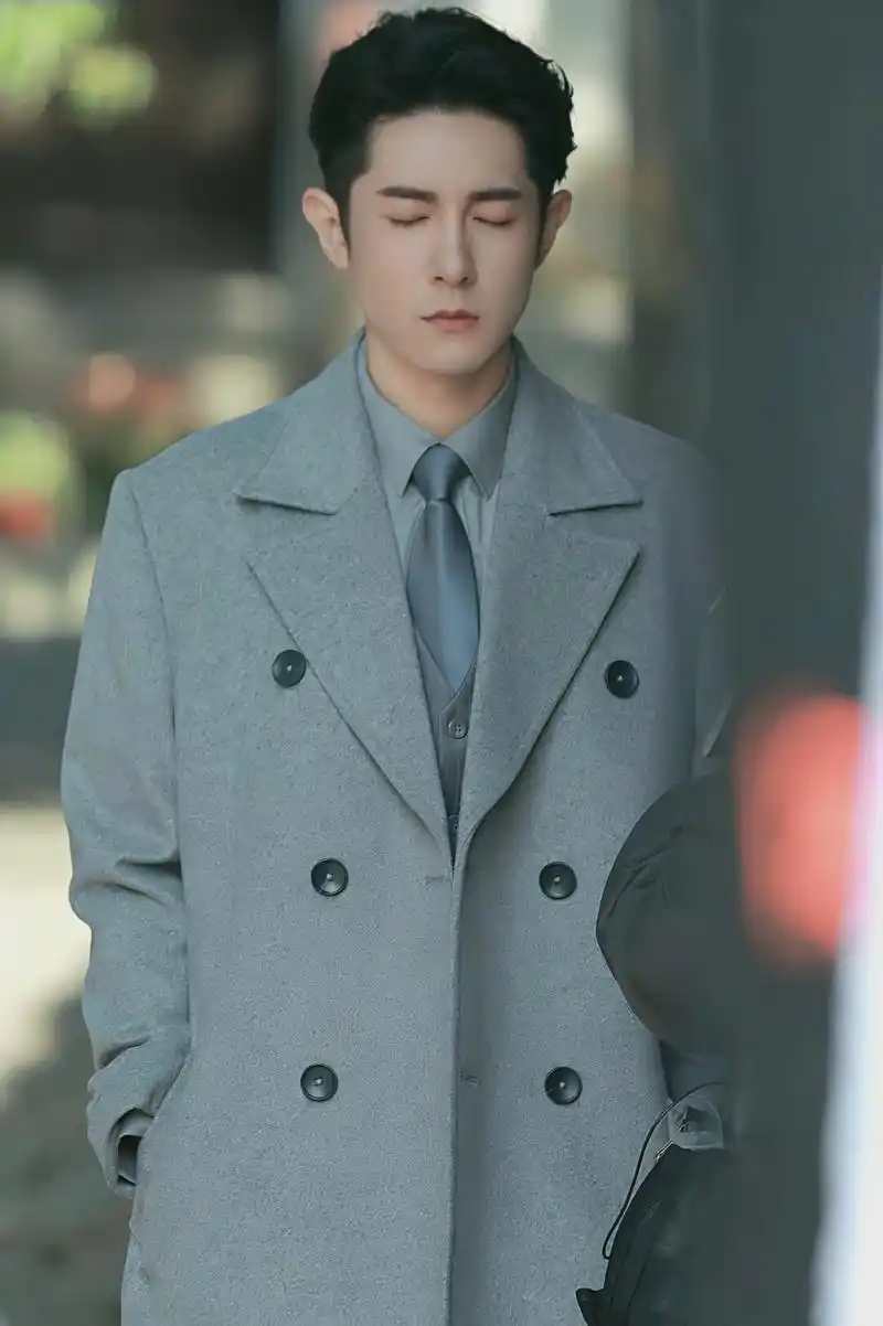 季肖冰西装穿搭,很有斯文霸总的气质,这样的总裁请多来几个