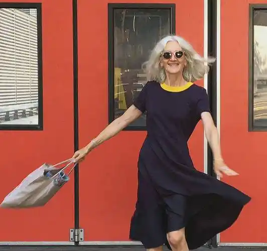 不得不说外国老太太是真精致:配饰大方,发型蓬松,打扮优雅_时尚_女性