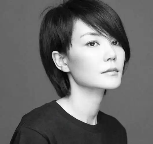 方脸王菲灵气短发,造就49岁不老传奇!