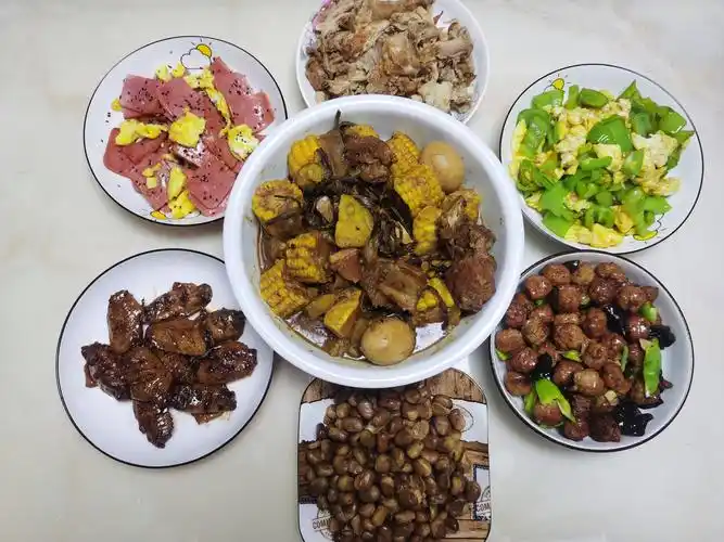 广东女孩到东北男朋友家做客,一桌7道菜,感叹:南北差异真大