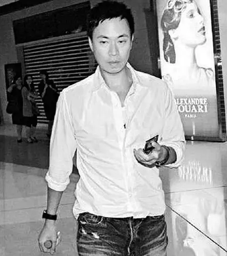 梁咏琪的新男友发现记者跟拍后,梁咏琪与新欢分头"逃走"32岁的梁咏琪