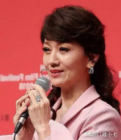 70岁赵雅芝庆生头戴皇冠一袭红裙似少女生图满脸皱纹差异大