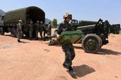 炮兵专业新兵首次实弹射击