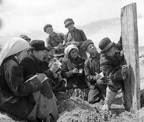 新中国扫盲运动珍贵老照片,最后一张效果简直逆天