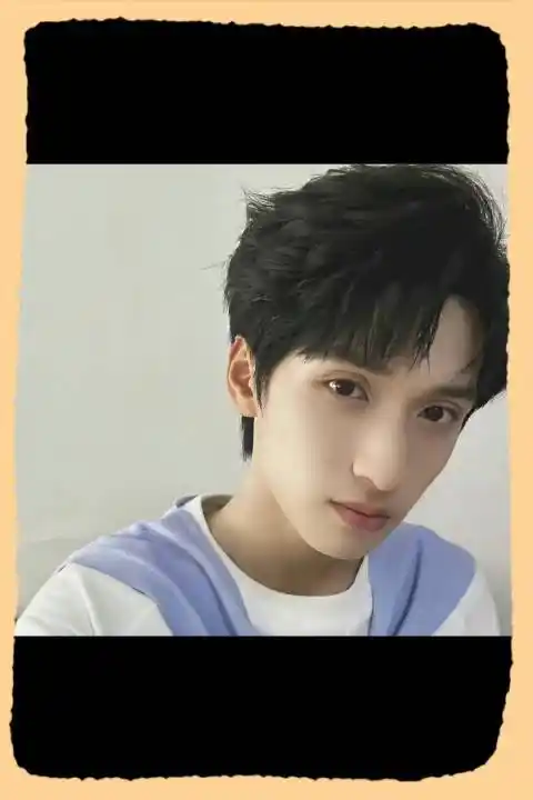 严浩翔深秋自拍两宫格