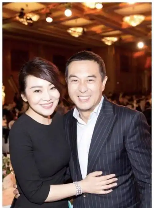 《突围》剧组聚餐,50岁闫妮与男星挽手同行,假夫妻戏外互动亲_耿乐