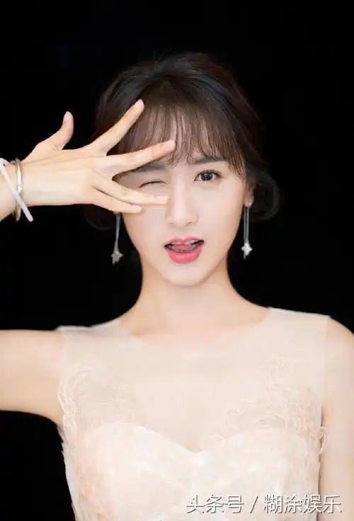 她是张艺兴的前女友柔情似水被封为新一代校花女神